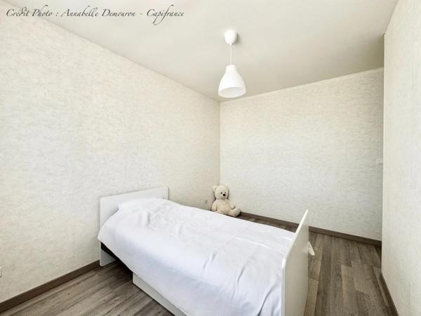 EXCLUSIVITÉ – Maison 5 pièces rénovée avec 4 chambres, terrasse en travertin, double garage et nombreux stationnements à Gerzat