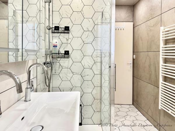 EXCLUSIVITÉ – Maison 5 pièces rénovée avec 4 chambres, terrasse en travertin, double garage et nombreux stationnements à Gerzat