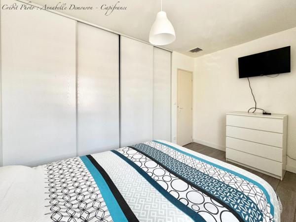 EXCLUSIVITÉ – Maison 5 pièces rénovée avec 4 chambres, terrasse en travertin, double garage et nombreux stationnements à Gerzat