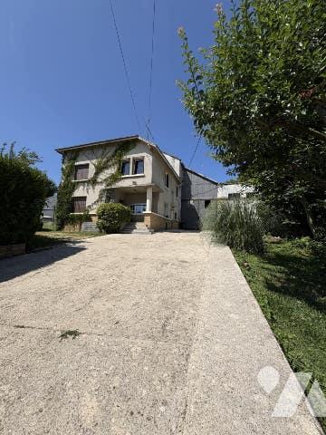 Sur une zone industrielle,  bâtiments à usage mixte avec  maison de 127m² et bâtiments de 950m²