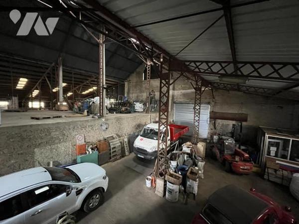 Sur une zone industrielle,  bâtiments à usage mixte avec  maison de 127m² et bâtiments de 950m²