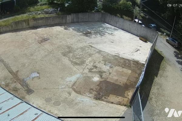 Sur une zone industrielle,  bâtiments à usage mixte avec  maison de 127m² et bâtiments de 950m²