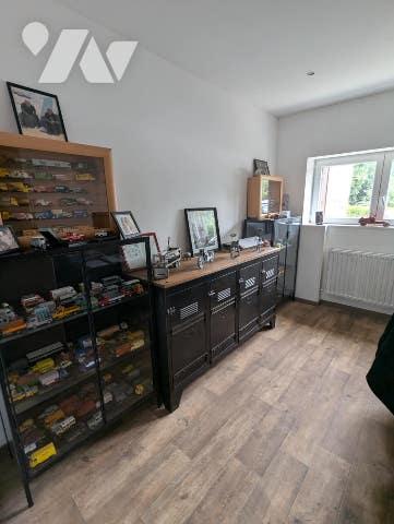 Sur une zone industrielle,  bâtiments à usage mixte avec  maison de 127m² et bâtiments de 950m²