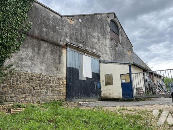 Sur une zone industrielle,  bâtiments à usage mixte avec  maison de 127m² et bâtiments de 950m²