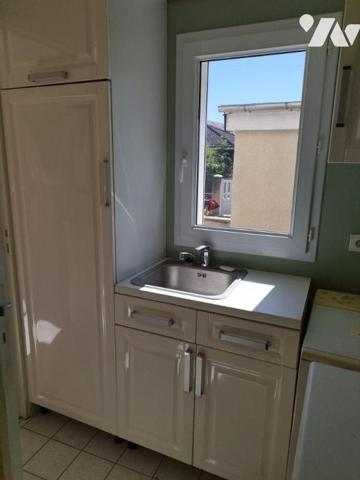 Maison de ville élevée sur cave, composée de : cuisine aménagée et équipée, salon-salle à mange...