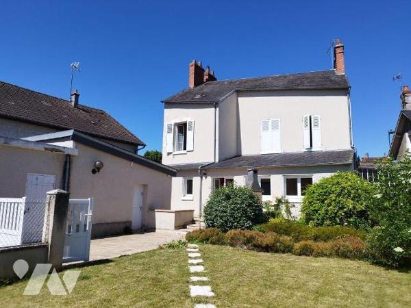 Maison de ville élevée sur cave, composée de : cuisine aménagée et équipée, salon-salle à mange...