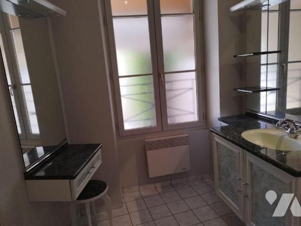 Maison de ville élevée sur cave, composée de : cuisine aménagée et équipée, salon-salle à mange...