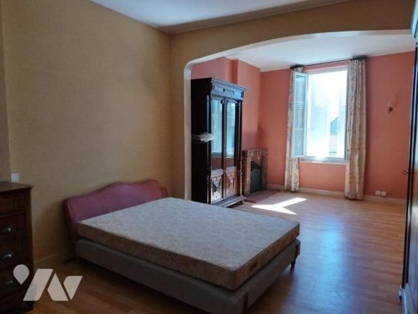 Maison de ville élevée sur cave, composée de : cuisine aménagée et équipée, salon-salle à mange...