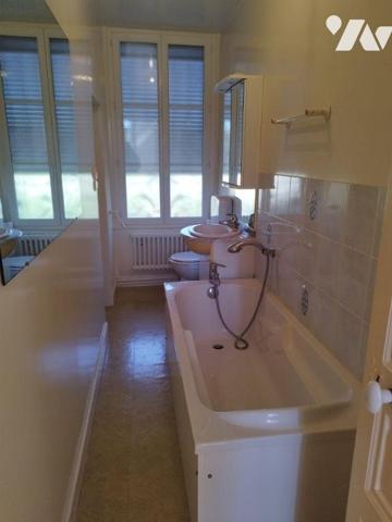 Maison de ville élevée sur cave, composée de : cuisine aménagée et équipée, salon-salle à mange...