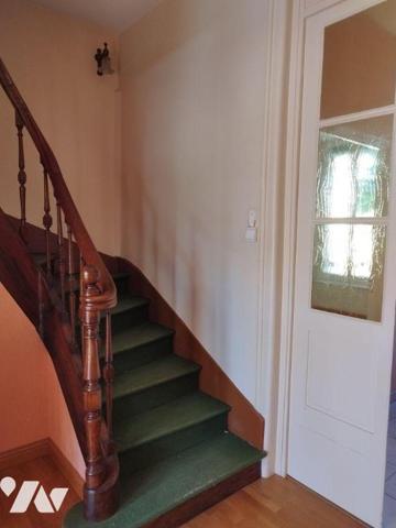 Maison de ville élevée sur cave, composée de : cuisine aménagée et équipée, salon-salle à mange...