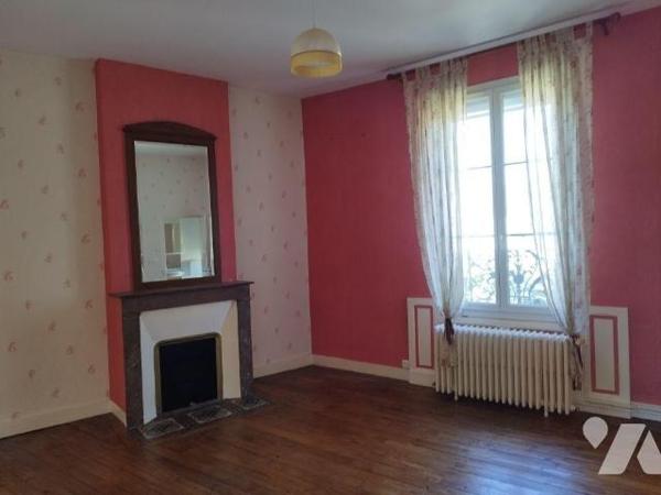 Maison de ville élevée sur cave, composée de : cuisine aménagée et équipée, salon-salle à mange...