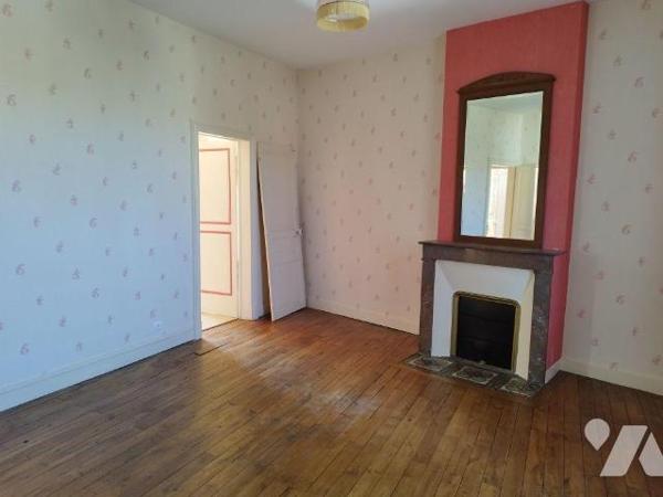 Maison de ville élevée sur cave, composée de : cuisine aménagée et équipée, salon-salle à mange...