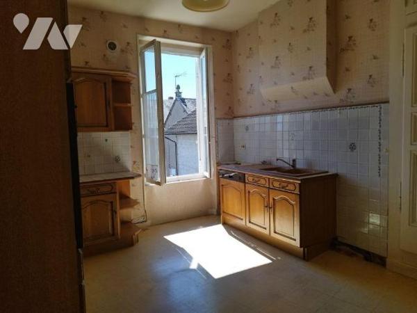 Maison de ville élevée sur cave, composée de : cuisine aménagée et équipée, salon-salle à mange...