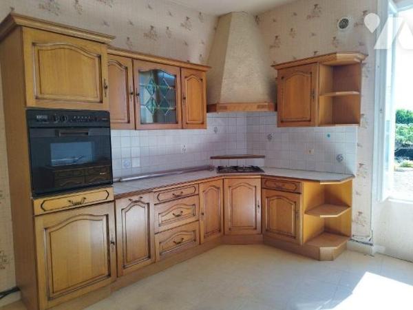 Maison de ville élevée sur cave, composée de : cuisine aménagée et équipée, salon-salle à mange...