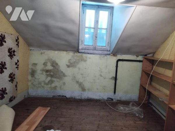 Maison de ville élevée sur cave, composée de : cuisine aménagée et équipée, salon-salle à mange...