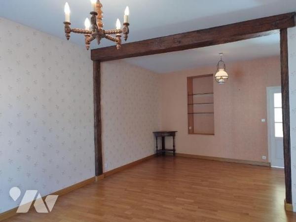 Maison de ville élevée sur cave, composée de : cuisine aménagée et équipée, salon-salle à mange...