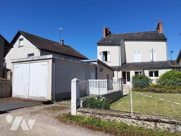 Maison de ville élevée sur cave, composée de : cuisine aménagée et équipée, salon-salle à mange...