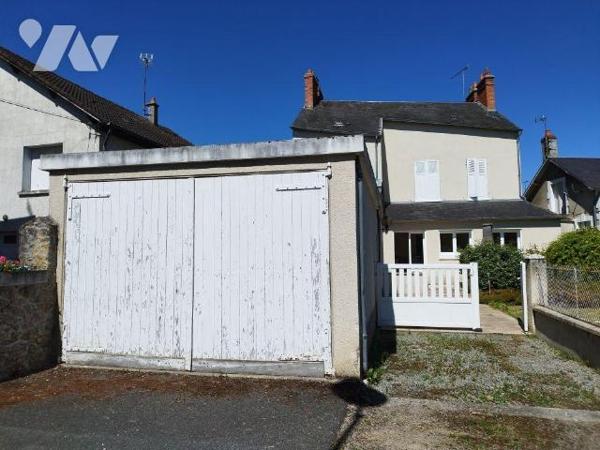 Maison de ville élevée sur cave, composée de : cuisine aménagée et équipée, salon-salle à mange...