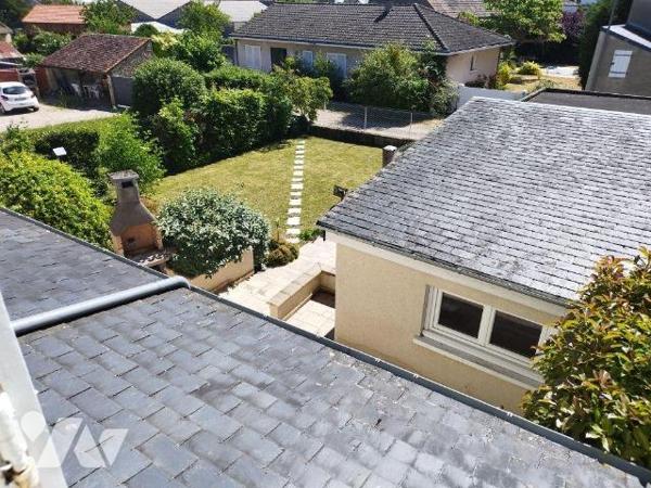 Maison de ville élevée sur cave, composée de : cuisine aménagée et équipée, salon-salle à mange...