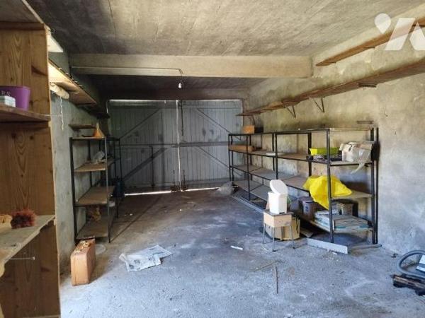 Maison de ville élevée sur cave, composée de : cuisine aménagée et équipée, salon-salle à mange...