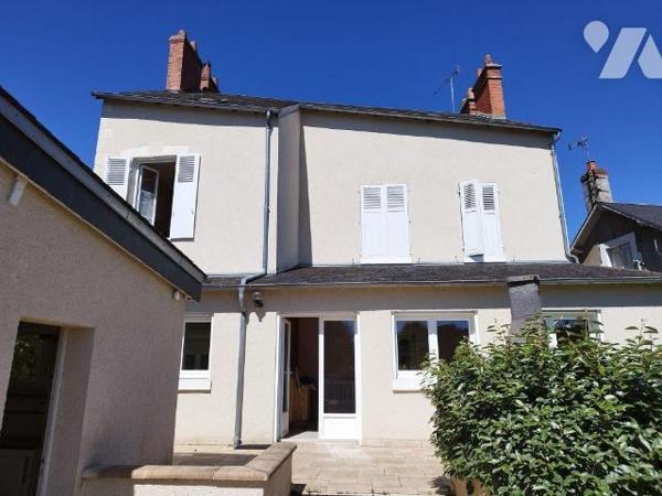Maison de ville élevée sur cave, composée de : cuisine aménagée et équipée, salon-salle à mange...