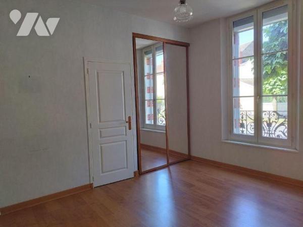 Maison de ville élevée sur cave, composée de : cuisine aménagée et équipée, salon-salle à mange...