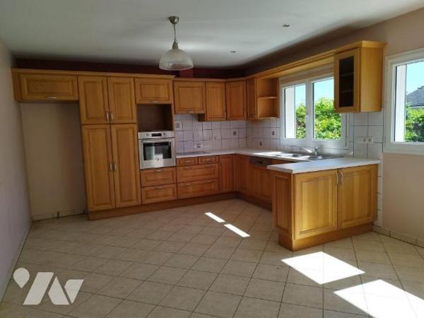 Maison de ville élevée sur cave, composée de : cuisine aménagée et équipée, salon-salle à mange...