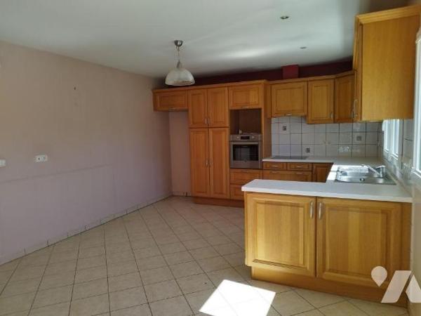 Maison de ville élevée sur cave, composée de : cuisine aménagée et équipée, salon-salle à mange...