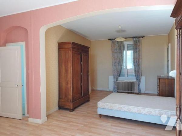 Maison de ville élevée sur cave, composée de : cuisine aménagée et équipée, salon-salle à mange...