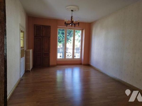 Maison de ville élevée sur cave, composée de : cuisine aménagée et équipée, salon-salle à mange...