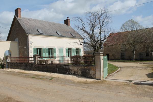 VENDU - Saint Jeanvrin - Ferme avec grande grange sur un terrain de 4025 m2 avec vue dégagée. Saint-Jeanvrin (18370)