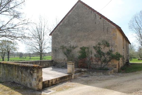 VENDU - Saint Jeanvrin - Ferme avec grande grange sur un terrain de 4025 m2 avec vue dégagée. Saint-Jeanvrin (18370)