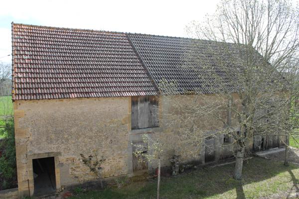 VENDU - Saint Jeanvrin - Ferme avec grande grange sur un terrain de 4025 m2 avec vue dégagée. Saint-Jeanvrin (18370)