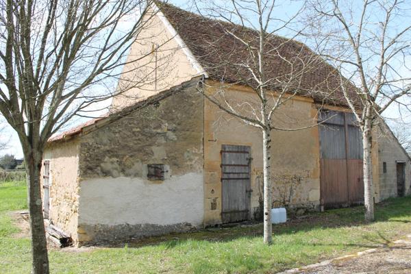 VENDU - Saint Jeanvrin - Ferme avec grande grange sur un terrain de 4025 m2 avec vue dégagée. Saint-Jeanvrin (18370)