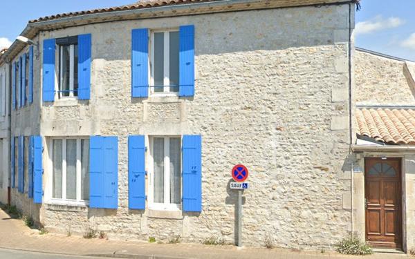 Grande maison de ville à vendre au centre de Saujon avec une suite parentale au rez de chaussée et un jardin.