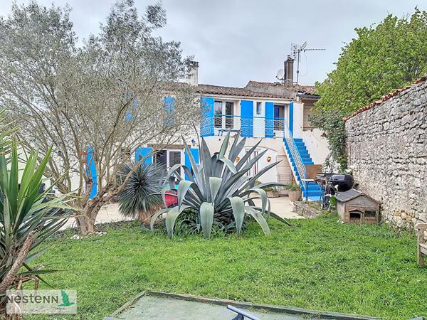 Grande maison de ville à vendre au centre de Saujon avec une suite parentale au rez de chaussée et un jardin.