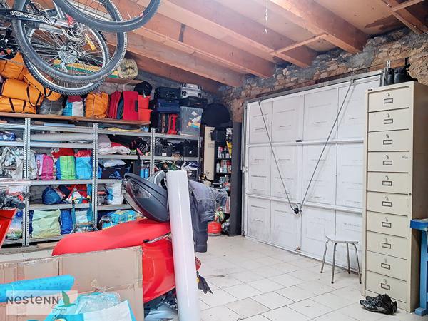 Grande maison de ville à vendre au centre de Saujon avec une suite parentale au rez de chaussée et un jardin.