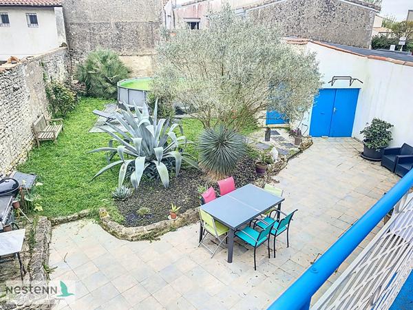 Grande maison de ville à vendre au centre de Saujon avec une suite parentale au rez de chaussée et un jardin.