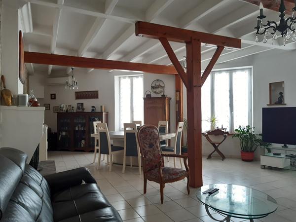 Grande maison de ville à vendre au centre de Saujon avec une suite parentale au rez de chaussée et un jardin.