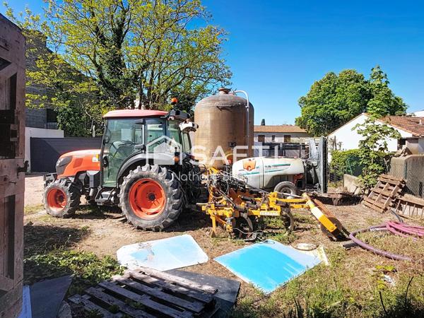 Garage de 200 m² + 140m² en étage et jardinet