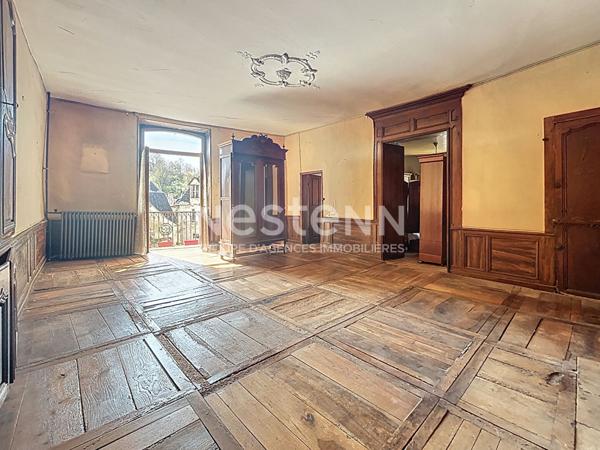 Domaine place centrale de Turenne à vendre. 202 m2 habitable, 1 garage, 1 grange. Localisation parfaite pour maison, commerce, réception... Classe énergétique B