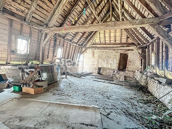 Domaine place centrale de Turenne à vendre. 202 m2 habitable, 1 garage, 1 grange. Localisation parfaite pour maison, commerce, réception... Classe énergétique B