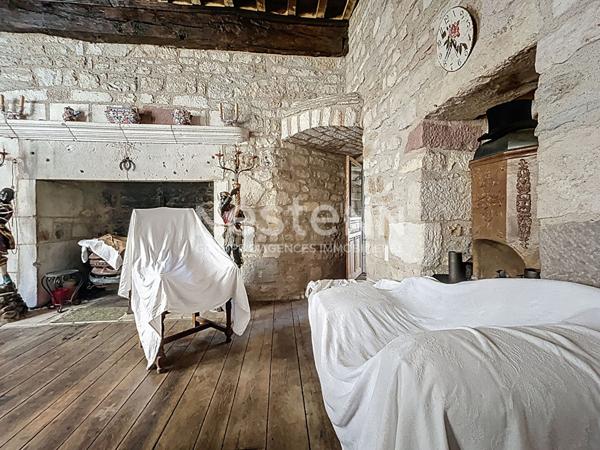 Domaine place centrale de Turenne à vendre. 202 m2 habitable, 1 garage, 1 grange. Localisation parfaite pour maison, commerce, réception... Classe énergétique B