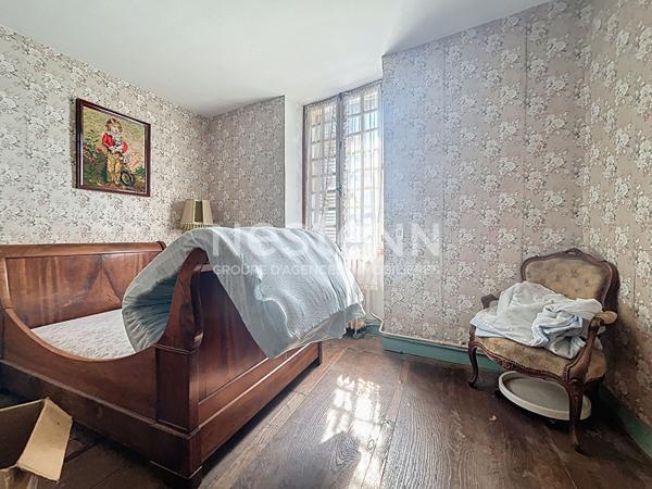 Domaine place centrale de Turenne à vendre. 202 m2 habitable, 1 garage, 1 grange. Localisation parfaite pour maison, commerce, réception... Classe énergétique B