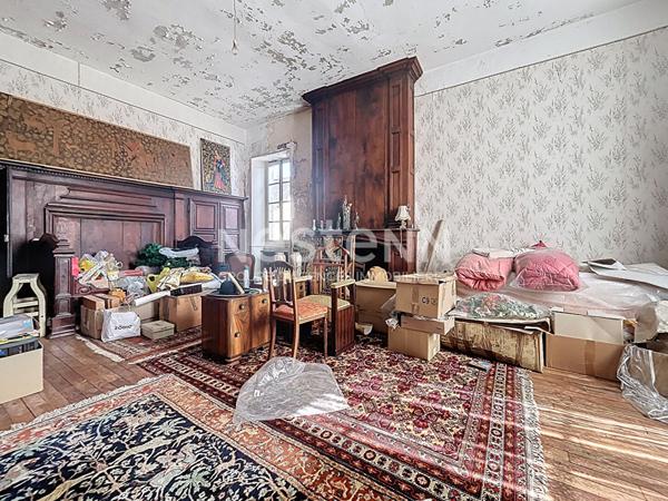 Domaine place centrale de Turenne à vendre. 202 m2 habitable, 1 garage, 1 grange. Localisation parfaite pour maison, commerce, réception... Classe énergétique B