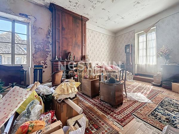 Domaine place centrale de Turenne à vendre. 202 m2 habitable, 1 garage, 1 grange. Localisation parfaite pour maison, commerce, réception... Classe énergétique B