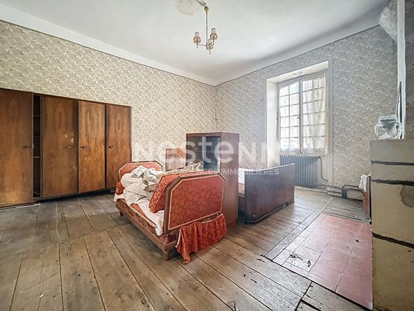 Domaine place centrale de Turenne à vendre. 202 m2 habitable, 1 garage, 1 grange. Localisation parfaite pour maison, commerce, réception... Classe énergétique B