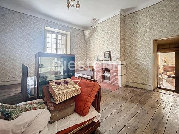 Domaine place centrale de Turenne à vendre. 202 m2 habitable, 1 garage, 1 grange. Localisation parfaite pour maison, commerce, réception... Classe énergétique B