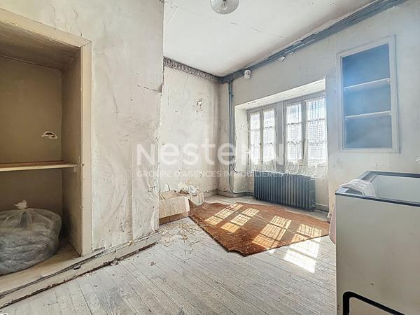 Domaine place centrale de Turenne à vendre. 202 m2 habitable, 1 garage, 1 grange. Localisation parfaite pour maison, commerce, réception... Classe énergétique B