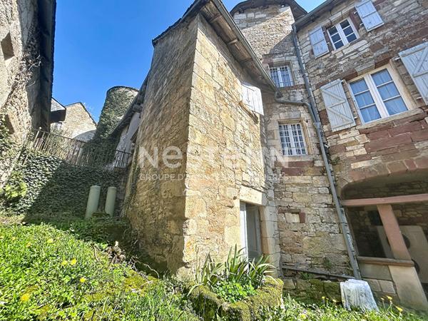 Domaine place centrale de Turenne à vendre. 202 m2 habitable, 1 garage, 1 grange. Localisation parfaite pour maison, commerce, réception... Classe énergétique B
